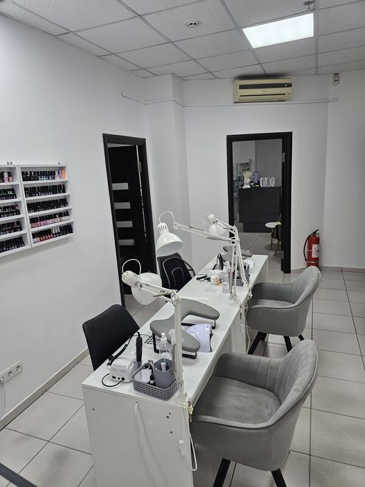 Продам салон краси на позняках. 100кв.Не велика оренда.4 кімнати і хол