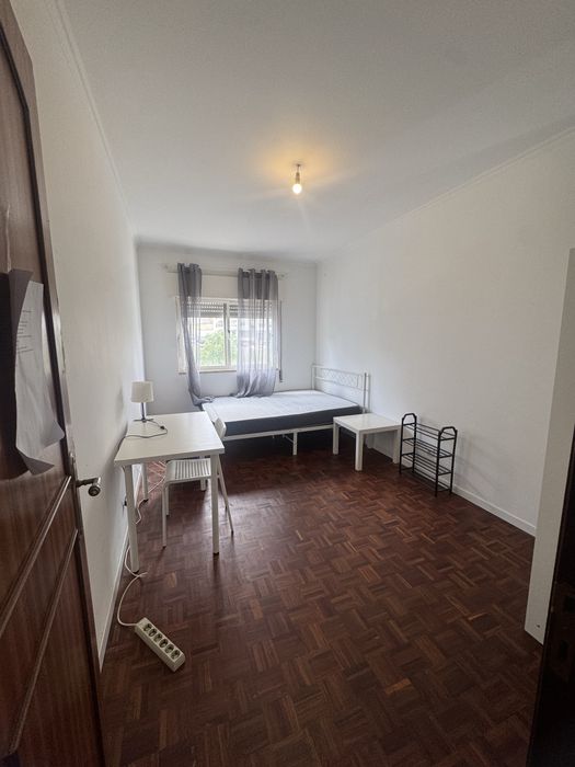 Quarto espaçoso Cacem