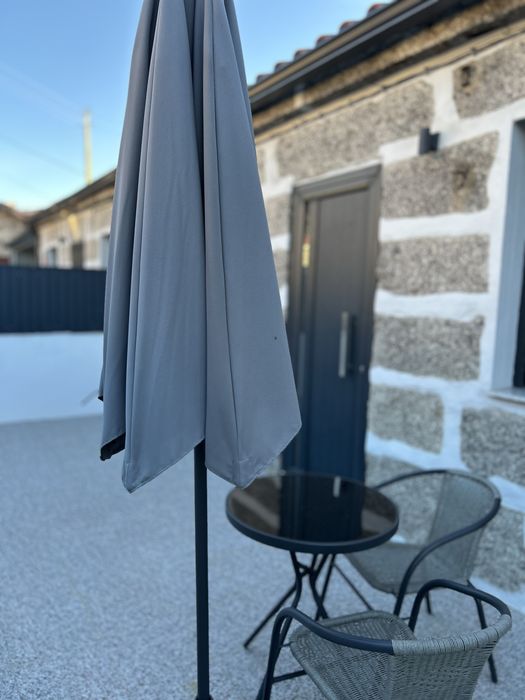 Guarda sol com mesa e cadeira