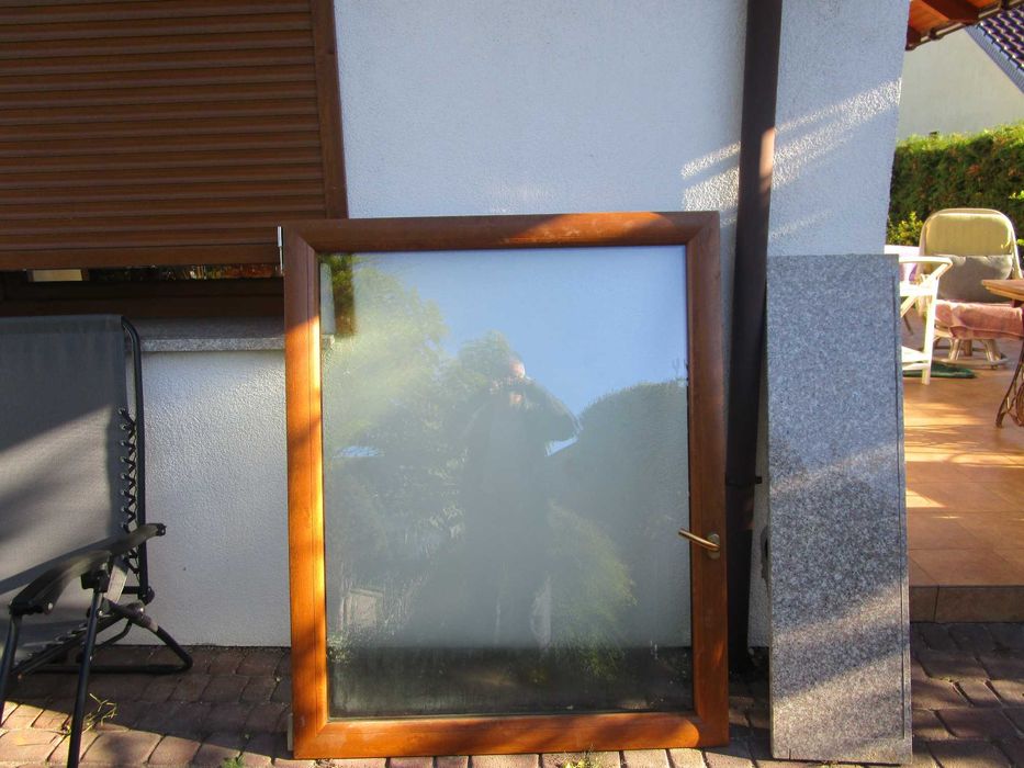 okno pcv kolor orzech plus  zaluzja zewn plus dwa parapety granitowe