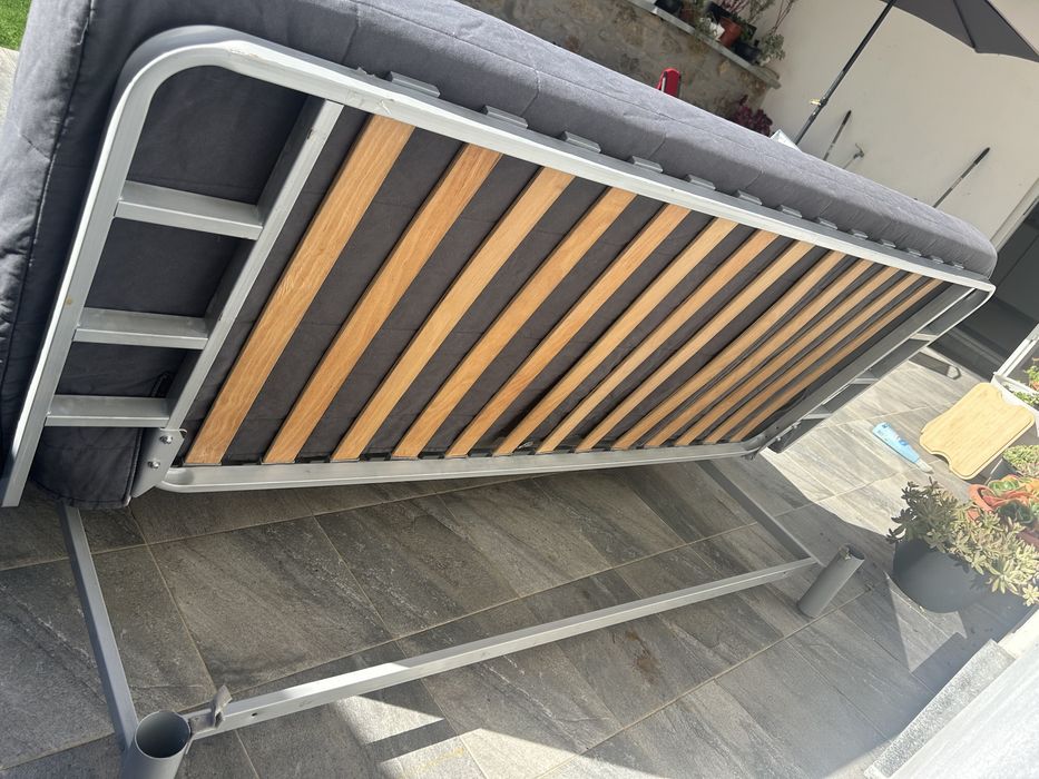 Sofa- cama com 2 capas - estrutura metalica- bom estado