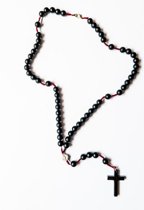Różaniec św. Benedykta na szyję onyksowy z krzyzykiem hematyt