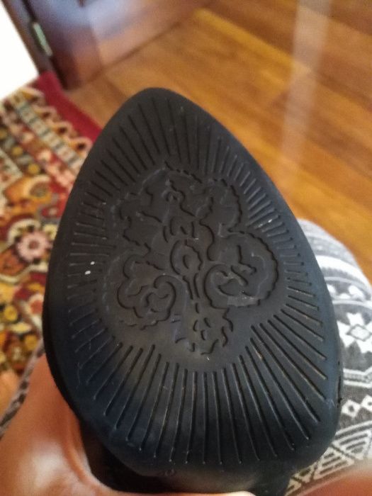 czarne zamszowe jesienne botki na obcasie Deichmann