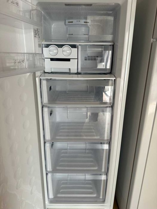 Arca Congeladora Vertical Samsung RZ60ECSW 244 litros