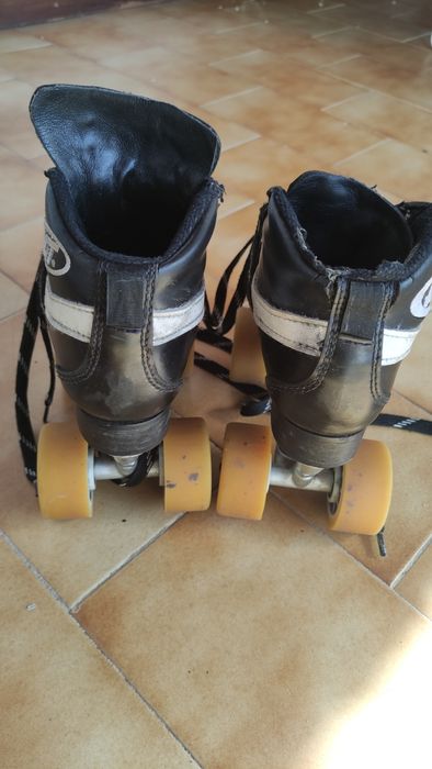 Patins JET com bota tamanho 33 e chassis metálico B1-12