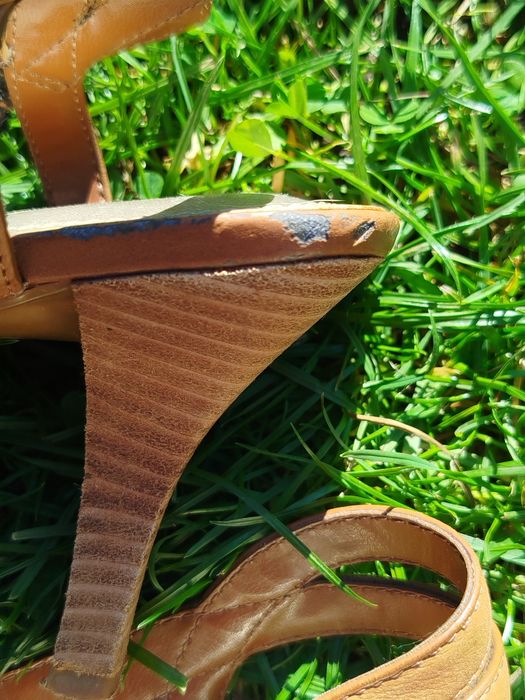Brązowe skórzane buty z odkrytą pięta Andrew Geller 40