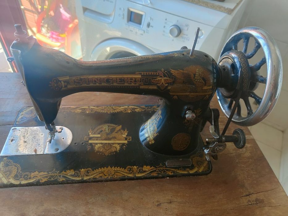 Máquina de Costura Singer com Móvel.