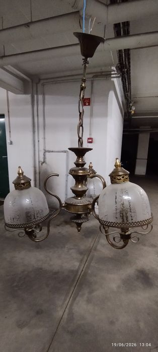 Candeeiro de tecto em latão. Em Loulé.