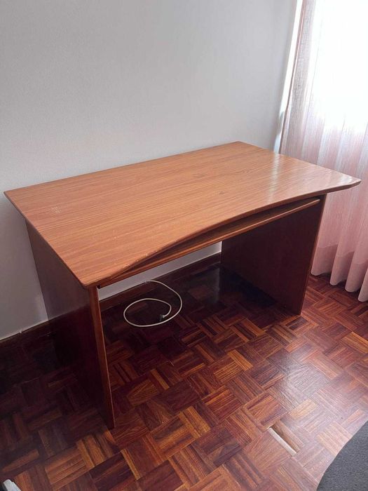 Secretária de madeira pinho mel, com prateleira deslizante