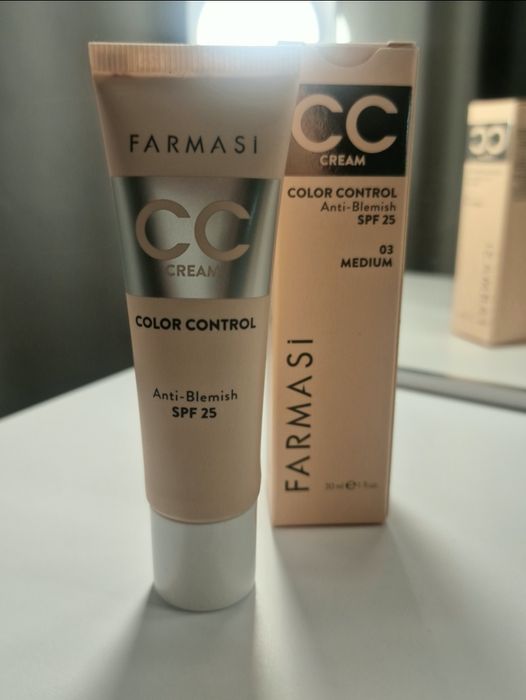 CC Podkład Color Control Farmasi Pielęgnujący Skórę