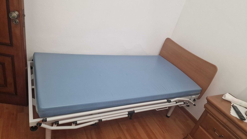 Cama articulada semi eléctrica com grades