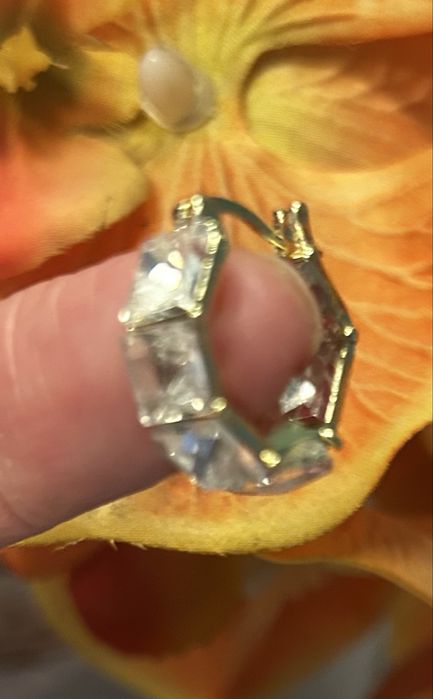 Kolczyki z bialym szkielkami