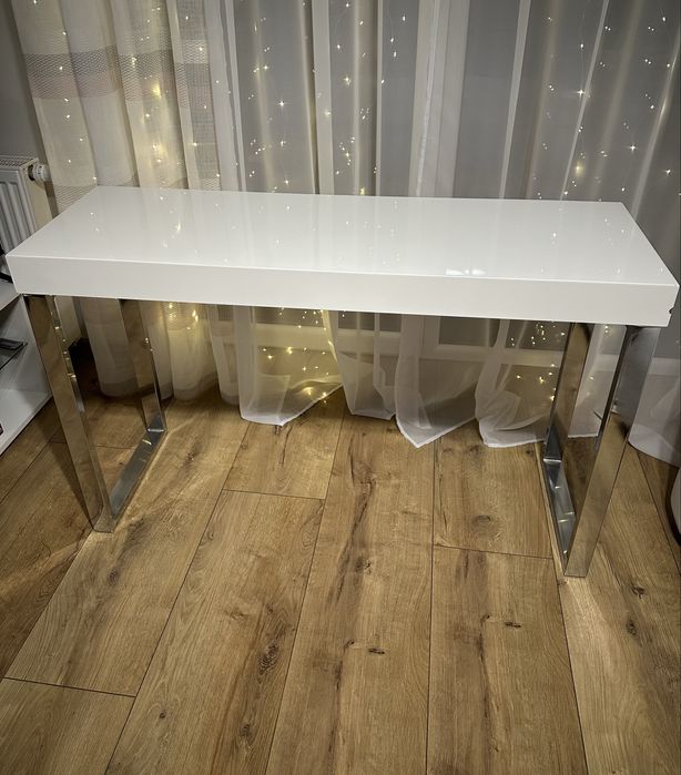 Toaletka Biurko Konsola biala ze srebrnymi nóżkami