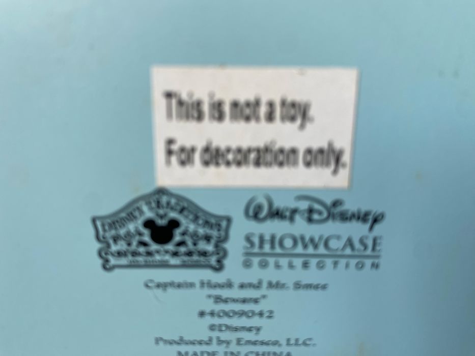 Capitão Gancho e Barrica da Disney, em madeira, original certificado