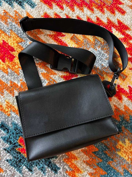 Чорна сумка з екошкіри