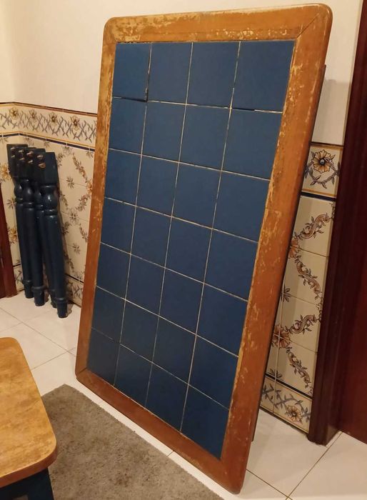 Mesa de madeira maciça, com 4 cadeiras para recuperar