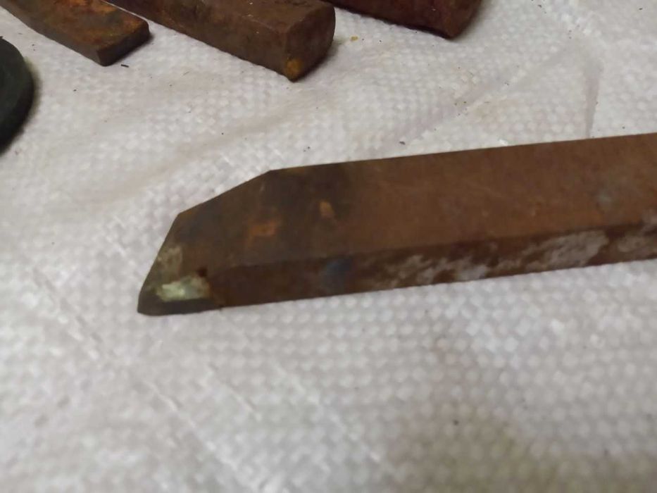 Зубило, пробойники, резец, точильный круг.