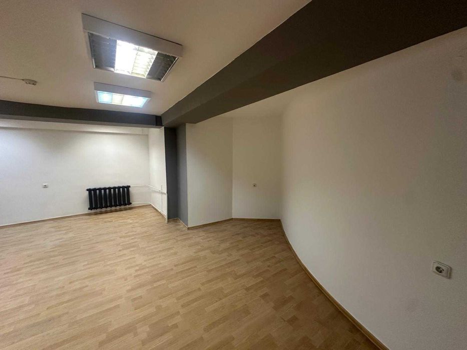 Оренда окремого нежитловго (офісного) приміщення 775 м.кв., Ризька,12