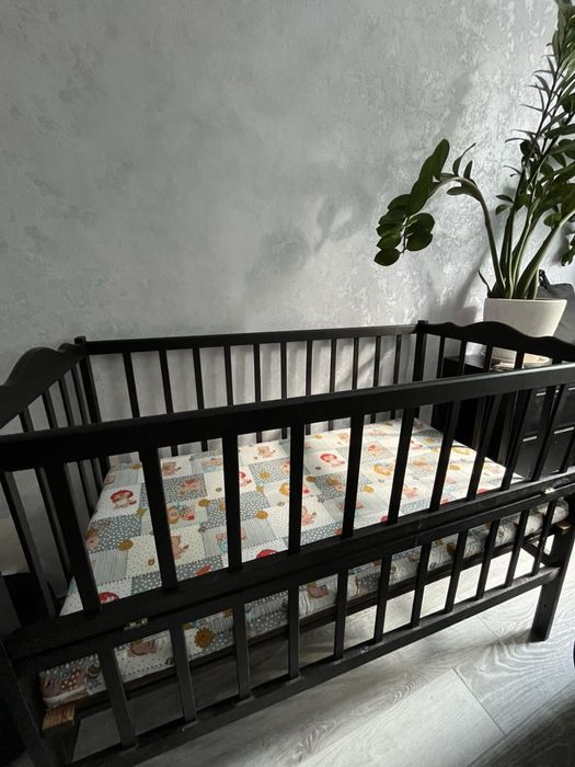 Продам маятниковую детскую кроватку