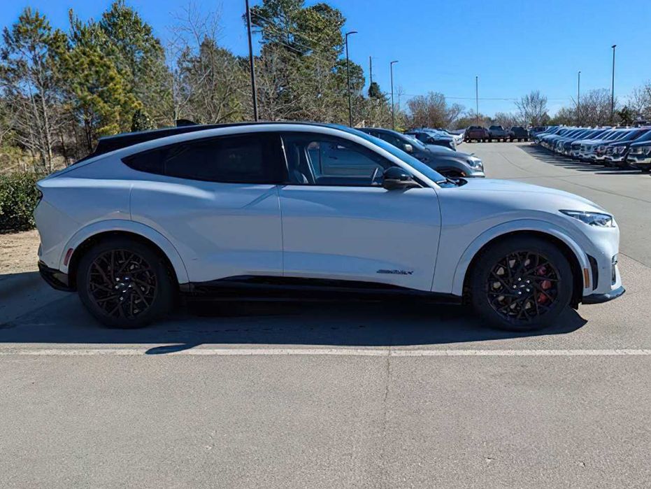 Ford Mustang Mach-E GT      2023