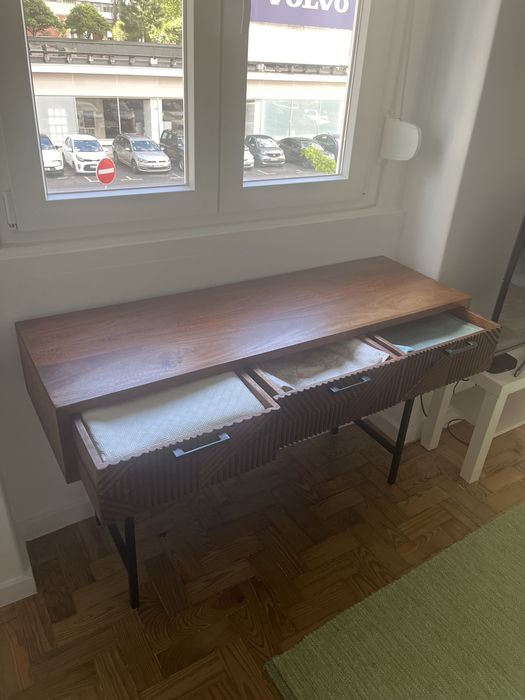 Vendo móvel consola de madeira com três gavetas