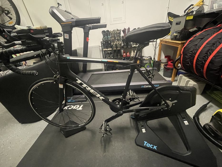 Trenażer  TACX NEO 2T Smart czarny z rowerem TREK EMONDA S5 black