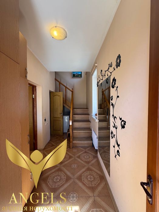 Приватний будинок в центрі: 4 спальні/3 санвузли + робоче крило, гараж