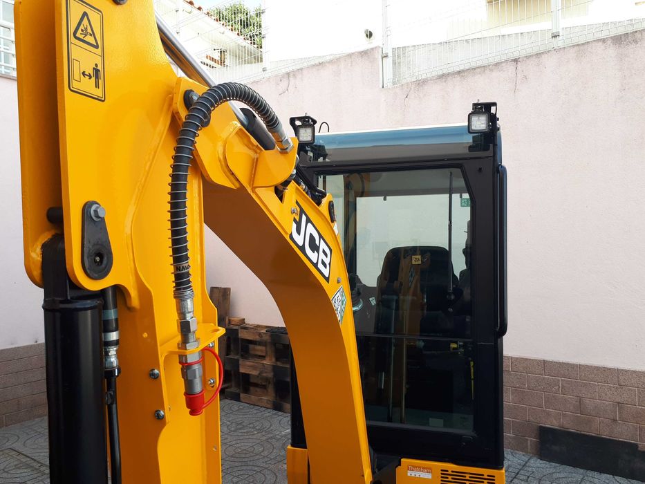 Máquina Escavadora Giratória Hidráulica JCB 19C-1