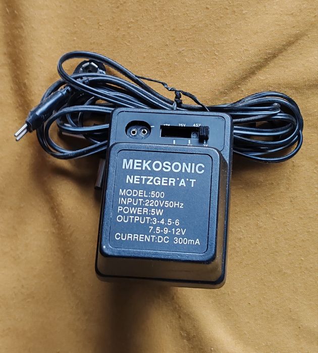 Блок живлення універсальний  на 6 напруг.