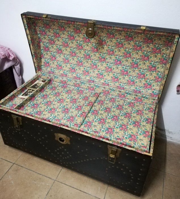 Arca/Baú Vintage em Couro/Pele Preta
