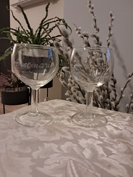 Dwa kieliszki, jeden z wygrawerowanym napisem, PRL