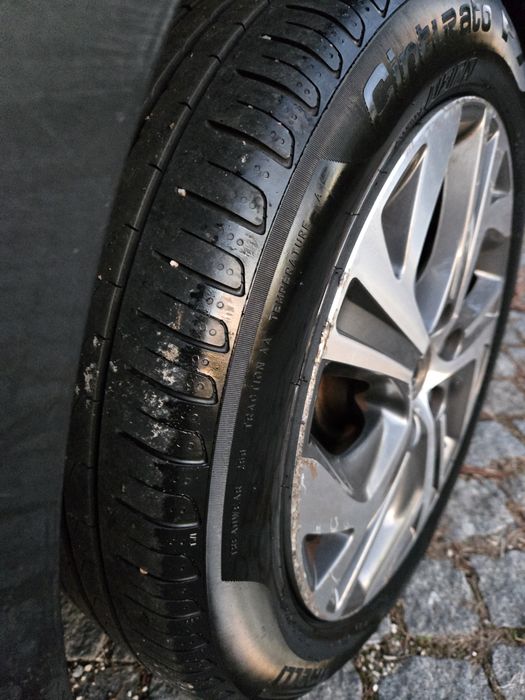 Carro como novo sem nada pendente , revisado incluído distribuição