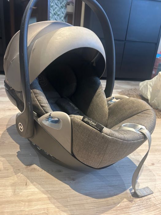 Fotelik Cybex Cloud Z / Z2 i-Size: Nosidełko montowane tyłem do kierunku jazdy (wzrost 45–87 cm, waga do 13 kg).