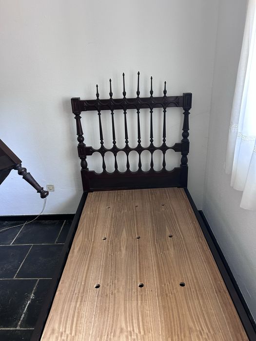 Cama vintage em madeira