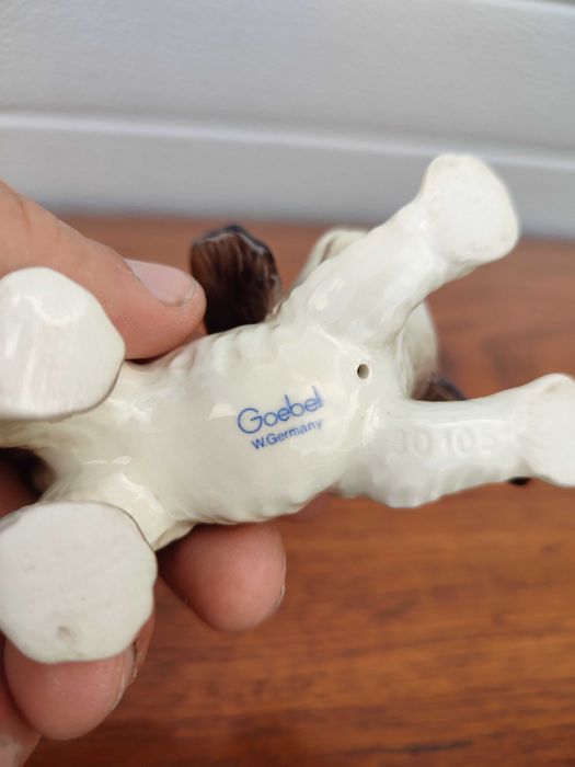 Porcelanowa Figurka Psa - Goebel - Sygnowana - Design -