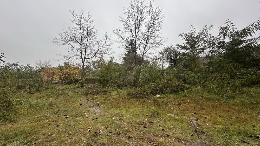 Продається невелика ділянка в Зарічанах біля лісу