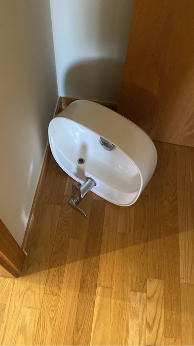 Lavatório de pousar com torneira