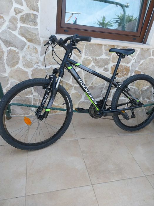 Bicicleta roda 24 em bom estado tem algumas marcas de uso.