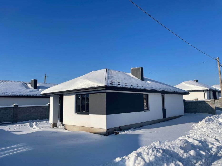 Збудований будинок з мережами та парканом!