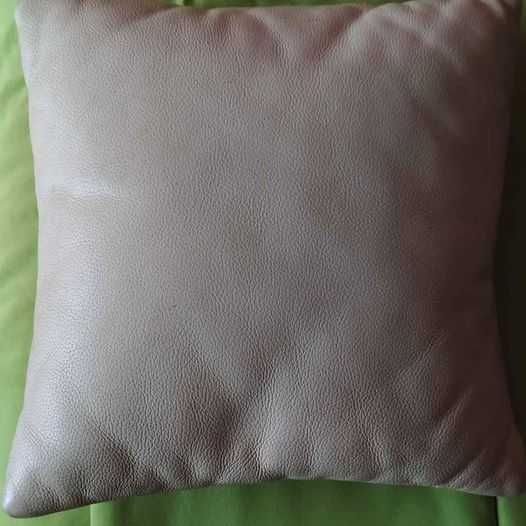 Conjunto em pele sofá, chase-longue e duas almofadas