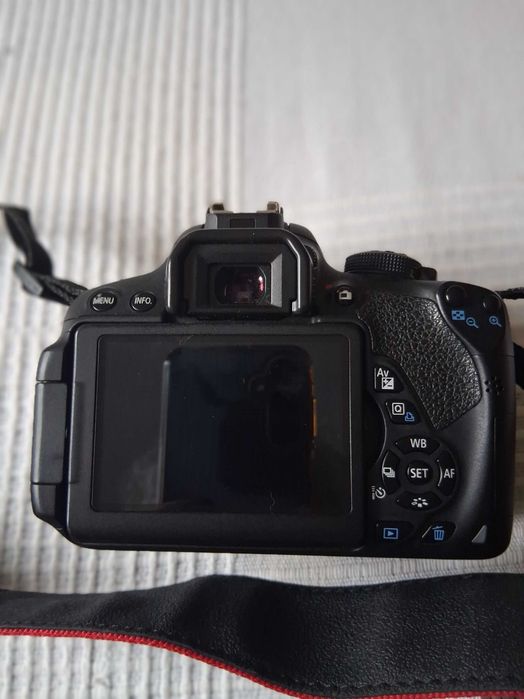 Câmara digital Canon EOS700D (corpo)