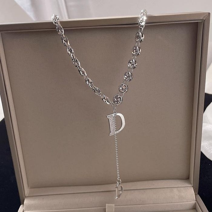 Стильний чокер прикрашений цирконами