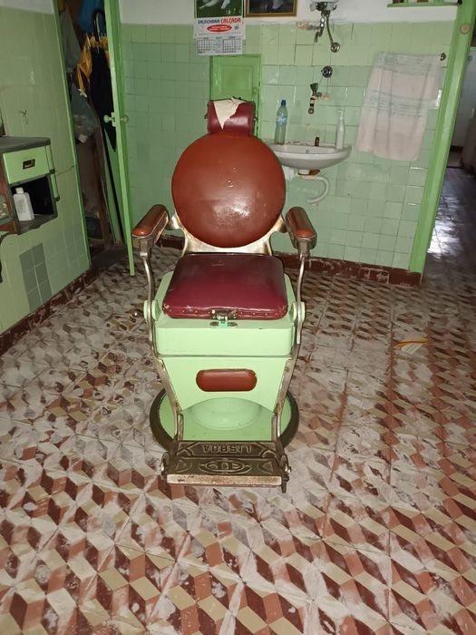 2 Cadeiras de Barbeiro - Pessoa Lisboa - original em bom estado