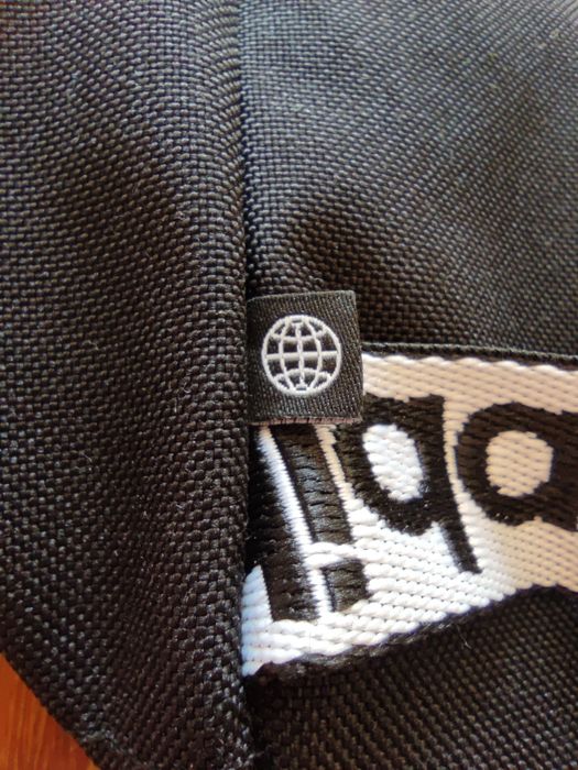 Niepowtarzalny plecak Adidas Adicolor z haftowanymi taśmami z logo.