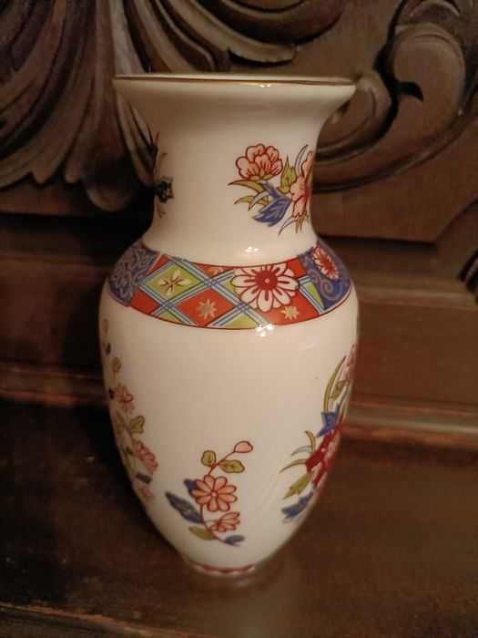 4 Small Chinese Vases64739583231107125