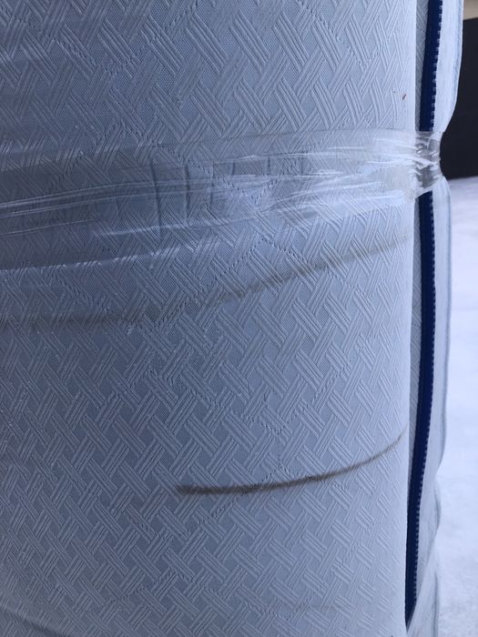 Кровать з масиву дерева з матрасом