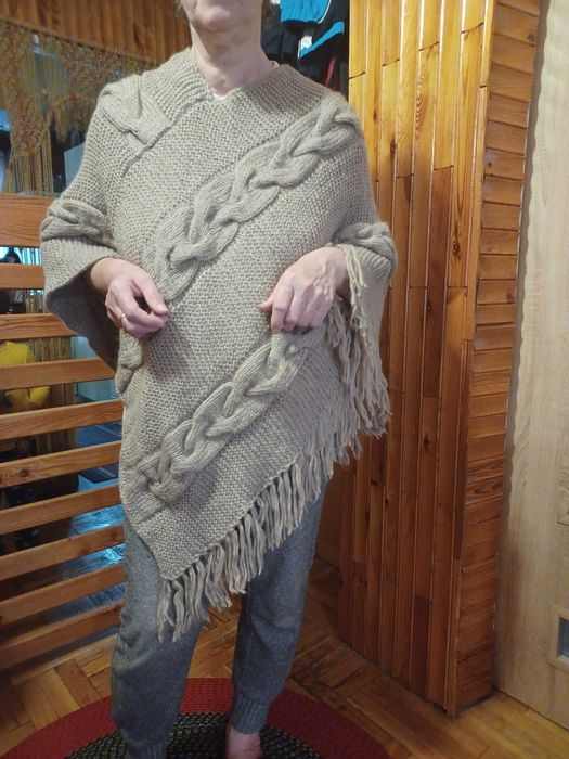 Piękne ponczo robione na drutach.