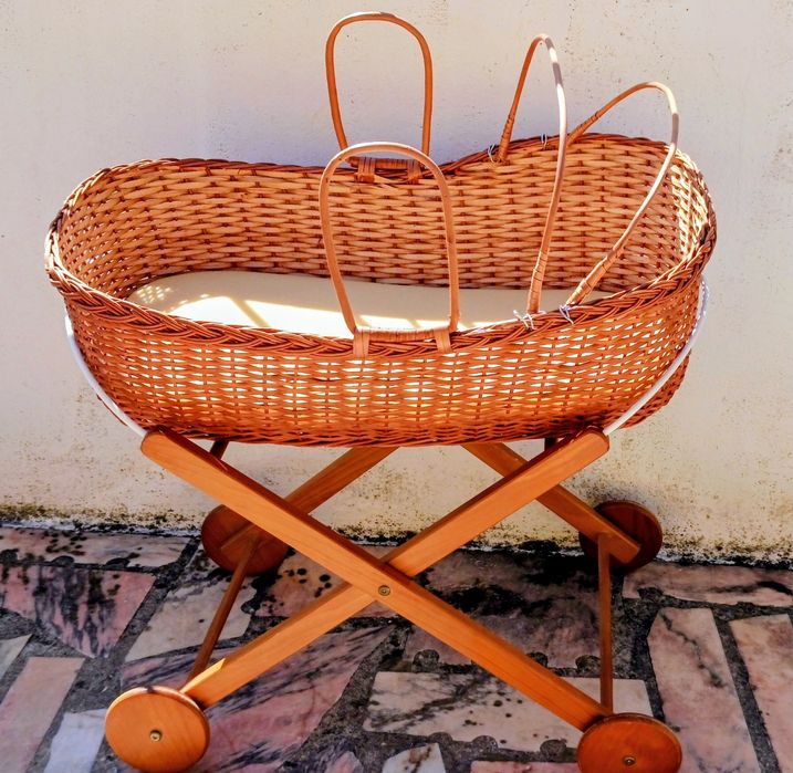 Berço em verga e madeira