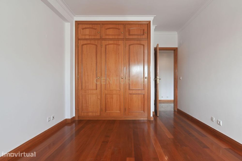 Apartamento T2 com garagem à venda no Arneiro freguesia de Carcavelos