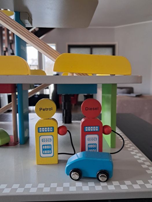 Garagem e carrinhos de madeira “Imaginarium”